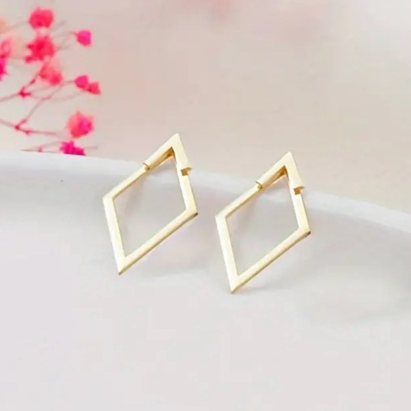 Xuanbao Boho Elegant Geometric Cutout Stud 2 Piece Earrings 14K Gold Plated - Picture 2 of 7